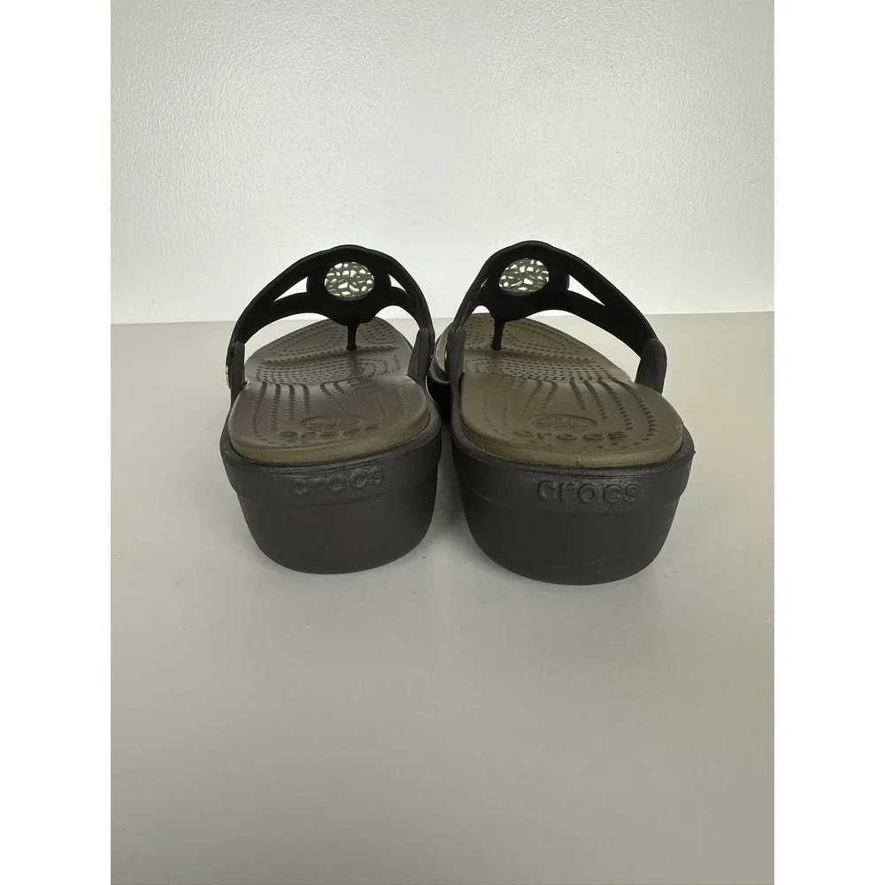 Crocs Sanrah Medallion Gold Circle Wedge Sandals Size 9 Brown Thong Flip Flops